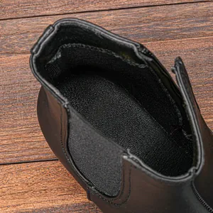 Nahaufnahme des Lederfutters und des Gummibandes an schwarzen Chelsea-Boots