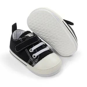 Vue détaillée de baskets en toile noire pour bébé avec semelle en caoutchouc antidérapante