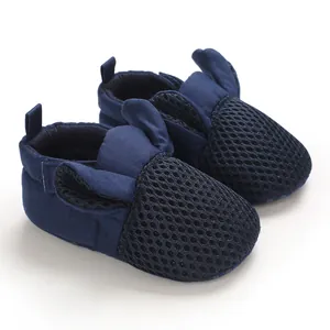 Dettaglio scarpe in rete blu scuro per neonati con graziose orecchie di coniglio