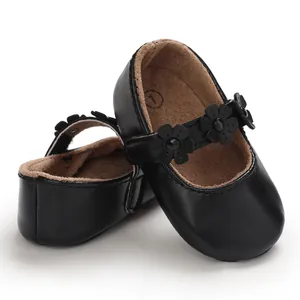 Detailansicht der schwarzen Baby-Lauflernschuhe mit weicher Sohle und Blumendekor