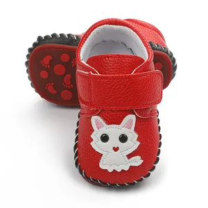 Detailansicht rote Cartoon-Katze Babylauflernschuhe mit handgenähten Gummisohlen