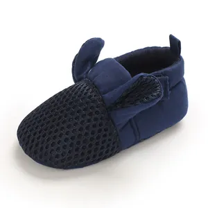 Vista dettagliata di una scarpetta per neonati in rete blu navy con orecchie di coniglio decorative