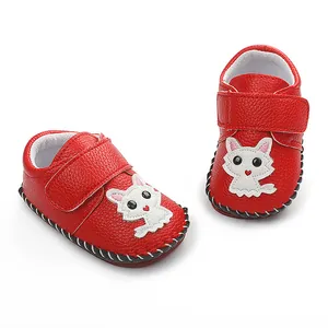 Rote Baby-Lauflernschuhe mit Cartoon-Katzen-Applikation und handgenähter Sohle