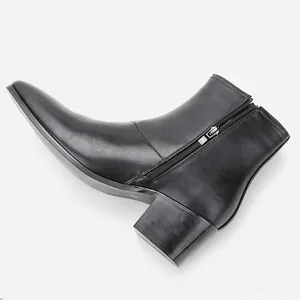 Detaillierte Seitenansicht eleganter schwarzer Herren-Chelsea-Stiefel aus Leder mit Absatz