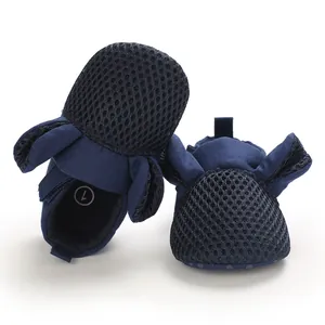 Dettaglio delle scarpe per neonati in rete traspirante blu scuro con suola morbida