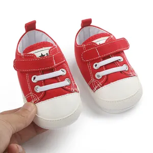 Baskets en toile rouges pour nourrissons avec semelles en caoutchouc velcro