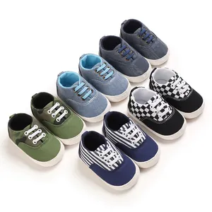 Détails de diverses chaussures de marche colorées pour bébés avec semelles souples sur blanc