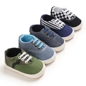 Vue détaillée de plusieurs chaussures de marche pour bébé avec semelles souples