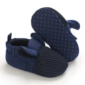 Dettaglio di scarpe per neonati blu scuro con mesh traspirante e suole morbide