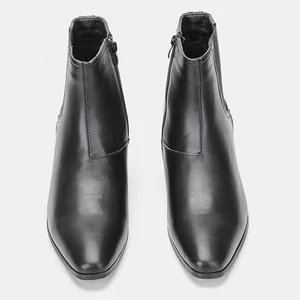 Draufsicht auf das glatte schwarze Leder und die Reißverschlussdetails der Herrenstiefeletten.