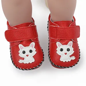 Detailansicht rote Babyschuhe mit niedlichem weißen Fuchs-Muster und handgenähter Gummisohle