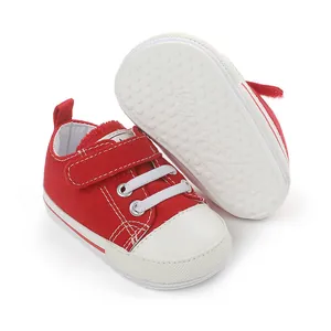 Chaussures en toile rouges pour bébé avec semelle en caoutchouc antidérapante.