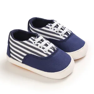 Vue rapprochée de chaussures pour bébé rayées avec semelles souples antidérapantes