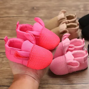 Dettaglio di scarpine primi passi in mesh traspirante rosa con graziose orecchie