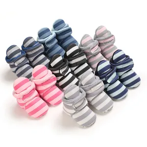 Bunte gestreifte Babyschuhe mit weicher Sohle und warmem Fleecefutter für den Winter.