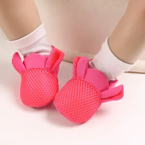 Primo piano di scarpe da camminata per neonati in rete rosa traspirante