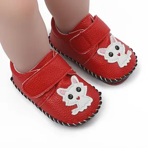 Detailansicht der roten Babylauflernschuhe mit weißer Cartoon-Fuchs-Stickerei
