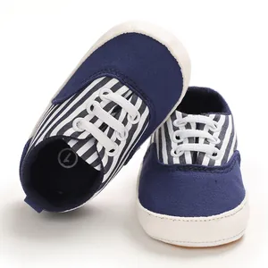 Vue détaillée de chaussures de marche pour bébé à rayures avec semelles souples blanches