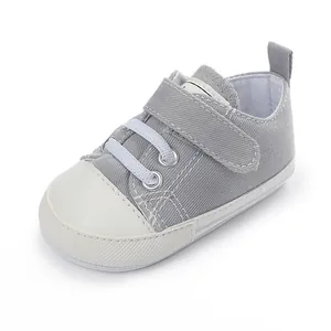 Chaussures de marche souples en toile grise pour bébé avec bout en caoutchouc et scratch