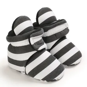 Detailansicht gestreifter Babystiefel mit weichem Fleecefutter und Klettverschluss