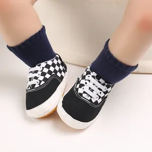 Gros plan de chaussures de marche pour bébé à semelle souple antidérapante à carreaux