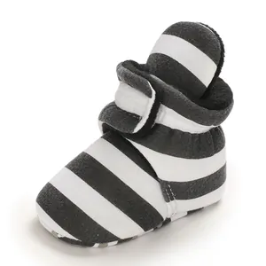 Detailansicht der gestreiften Baby-Lauflernschuhe mit weichem, warmem Fleecefutter