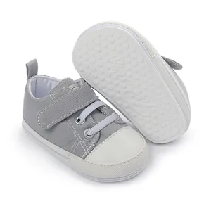 Détail de chaussures en toile grise pour bébé avec semelle en caoutchouc antidérapante