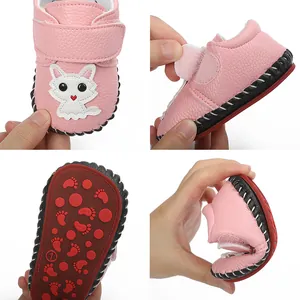 Detailansicht der rosa Cartoon-Babyschuhe mit weicher Sohle und rutschfestem Gummigriff