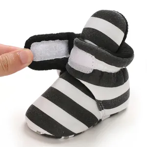 Detailansicht eines gestreiften Babystiefels mit warmem Fleecefutter und Klettverschluss