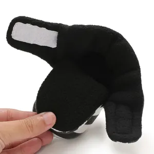 Nahaufnahme eines warmen Babystiefels mit weichem schwarzem Plüschfutter und Klettverschluss