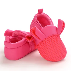 Dettaglio scarpe da camminata per neonati in rete rosa con graziose orecchie