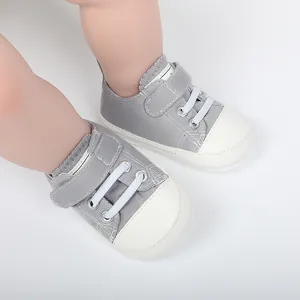 Vue détaillée de baskets en toile grises pour bébés de 0 à 1 an avec fermeture velcro
