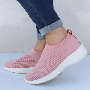 Gedetailleerd zijaanzicht van roze ademende slip-on sneakers met dikke witte zolen