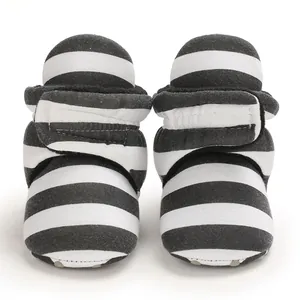 Schwarz-weiß gestreifte Baby-Winterstiefel mit weichem Fleecefutter und praktischem Klettverschluss