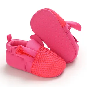 Dettaglio di scarpe per neonato in mesh rosa traspirante con suola morbida antiscivolo