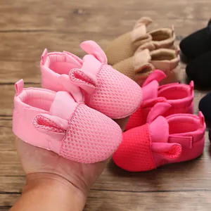 Scarpine da neonato in rete rosa con orecchie di coniglio per bambini 0-1 anno.