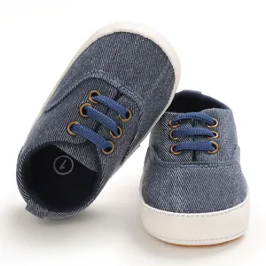 Vue détaillée de chaussures pour bébés en denim bleu avec semelle souple antidérapante