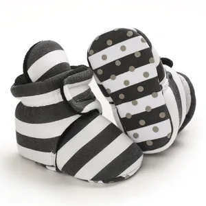 Detailansicht gestreifter Babyschuhe mit rutschfester Polka-Dot-Weichsohle