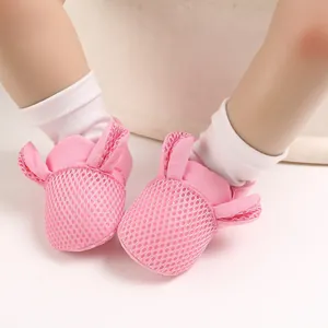Vista dettagliata delle scarpe da neonato in rete rosa con orecchie da coniglio