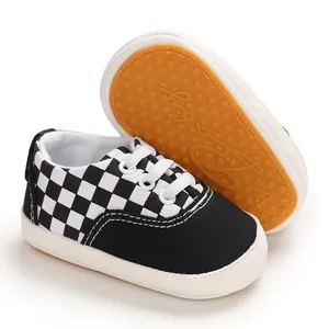 Vue détaillée de chaussures pour bébés à damier avec une semelle en caoutchouc antidérapante