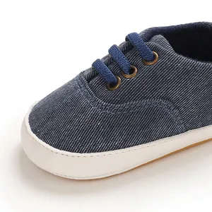 Détail macro du tissu denim bleu et semelle en caoutchouc souple sur chaussures bébé