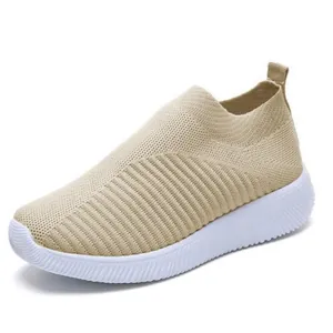 Detailopname van het ademende gebreide bovenwerk van deze beige plateau sneakers.