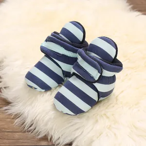 Detailansicht gemütlicher, fleecegefütterter Babyschuhe mit dunkelblauen Streifen und Klett