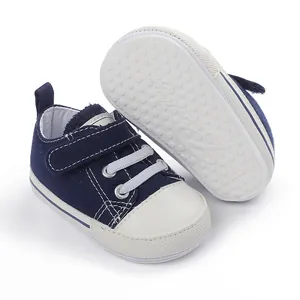 Gros plan de chaussures bébé en toile avec semelle en caoutchouc antidérapante