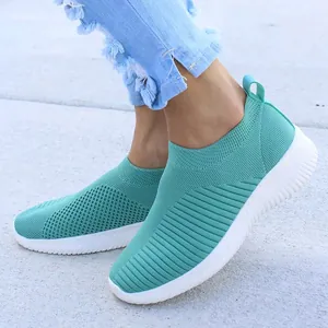 Gedetailleerd zicht op de blauwgroene mesh instap hardloopschoenen voor dames aan voet
