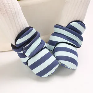 Detailansicht gestreifte Baby-Winterschuhe mit weichem Fleecefutter und Klettverschluss