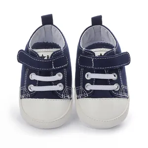 Détail de face de baskets en toile bleu marine pour bébé avec velcro