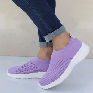 Gedetailleerd overzicht van paarse ademende mesh slip-on sneakers met witte zolen.