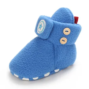 Gedetailleerd beeld van blauwe pluche baby sneeuwlaars met zachte zool voor de winter.