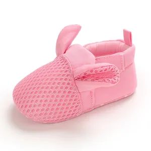 Vista dettagliata di scarpe da neonato in rete rosa con orecchie di coniglio